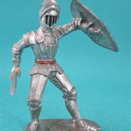 02. Chevalier en armure se défendant avec épée et bouclier.
